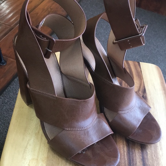 Ladies US 9 Leila Stone pump sandle - Picture 2 of 10